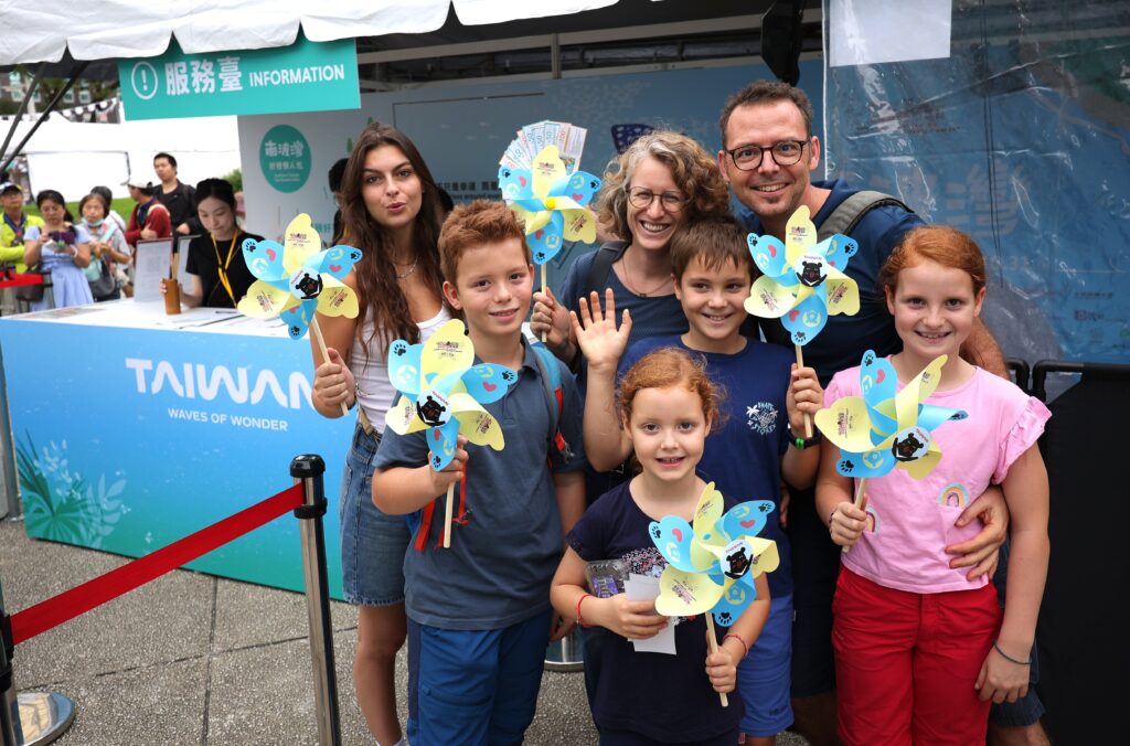 「南波灣 Number WAN」區域觀光圈市集日盛大開幕 南臺灣&澎湖跨區域共創,美食、手作、名人秘境大公開 民眾讚嘆彷彿一站體驗南臺灣精華 6 %E5%8D%97%E6%B3%A2%E7%81%A3Number WAN%E5%B8%82%E9%9B%86%E9%99%90%E5%AE%9A%E5%84%AA%E6%83%A0%E6%B4%BB%E5%8B%95 %E5%A4%96%E5%9C%8B%E4%BA%BA%E8%B8%B4%E8%BA%8D%E5%85%8C%E6%8F%9B%E5%8D%97%E6%B3%A2%E7%81%A3%E9%80%A0%E5%9E%8B%E9%A2%A8%E8%BB%8A%E8%88%87%E7%8F%BE%E9%87%91%E5%88%B8 1024x676 1