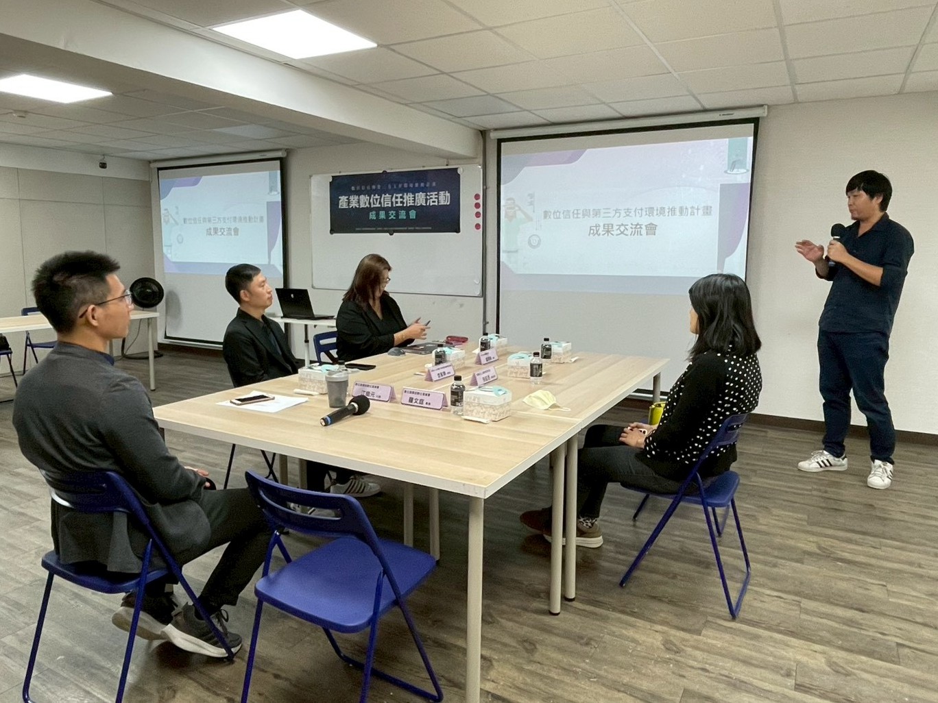 數發部打造「數位信任生態系」!PChome 24h購物響應收貨更安心 4 圖▲場域驗證成果交流閉門會議。(圖/社團法人台灣電子商務暨創業聯誼協會提供)