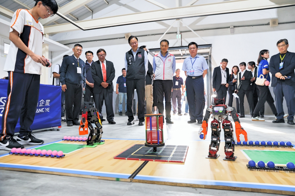 桃園經國國中冠軍隊展示人型機器人合球競賽_Fotor - 報新聞 Mega News