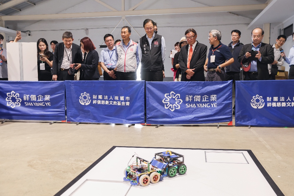 2025 桃園國際新創機器人節菁英爭霸 11/1-2主場移師中原文創園區 4 圖▲桃園張市長欣賞歷年最熱門賽事輕量級相撲車。