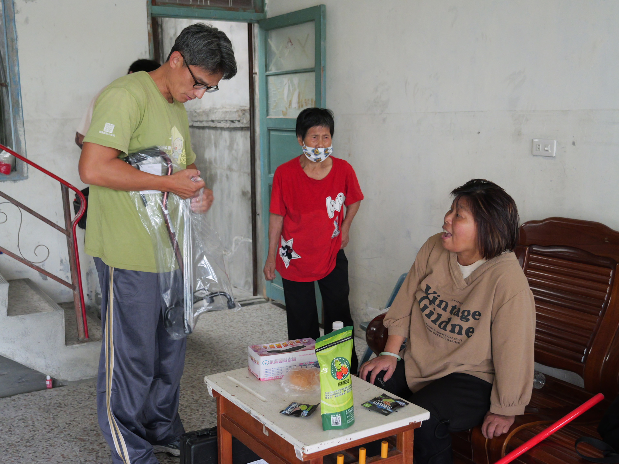 門諾基金會花蓮愛心輔具銀行將輔具及時送至陳姓母女家中並教學如何正確使用 - 報新聞 Mega News