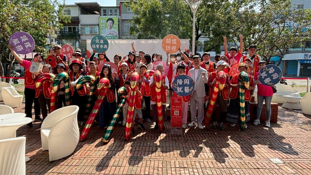 華山拐杖節鳳凌廣場登場 111位學生快閃拐杖舞傳愛助老