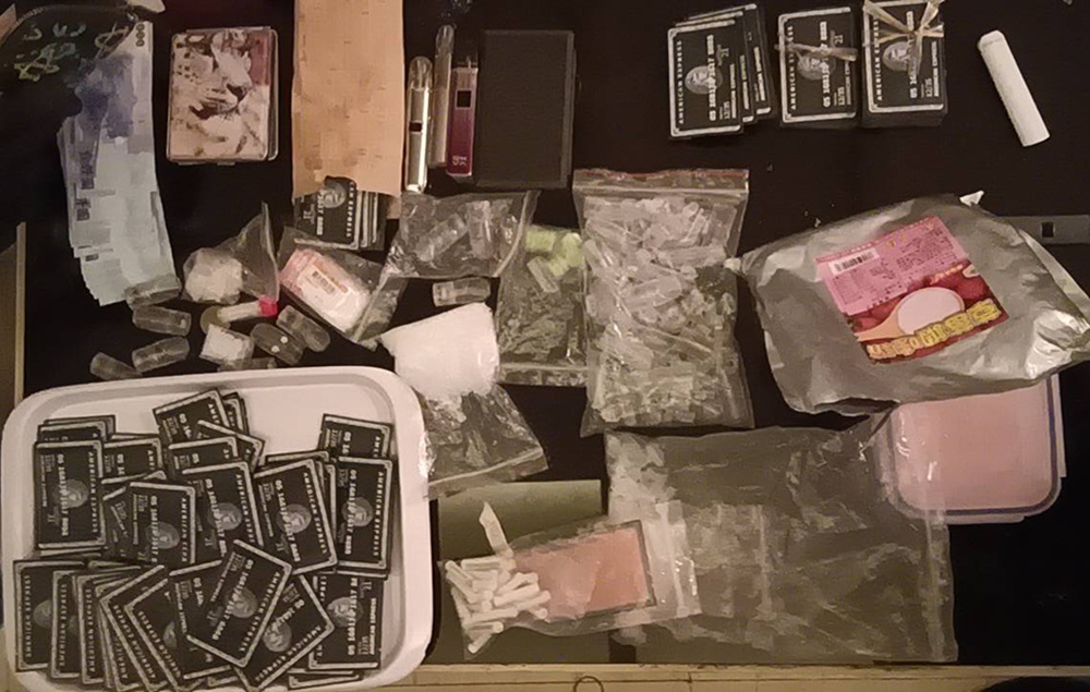 ▲圖說：警方於張嫌居住旅館內查扣咖啡包、愷他命、哈密瓜錠、依托咪酯煙油、煙彈等證物 （圖／台中市政府 提供）