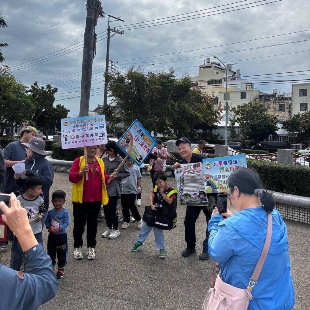 2025臺中野餐日清水警設攤防詐宣導 小朋友體驗警察日常闖關遊戲