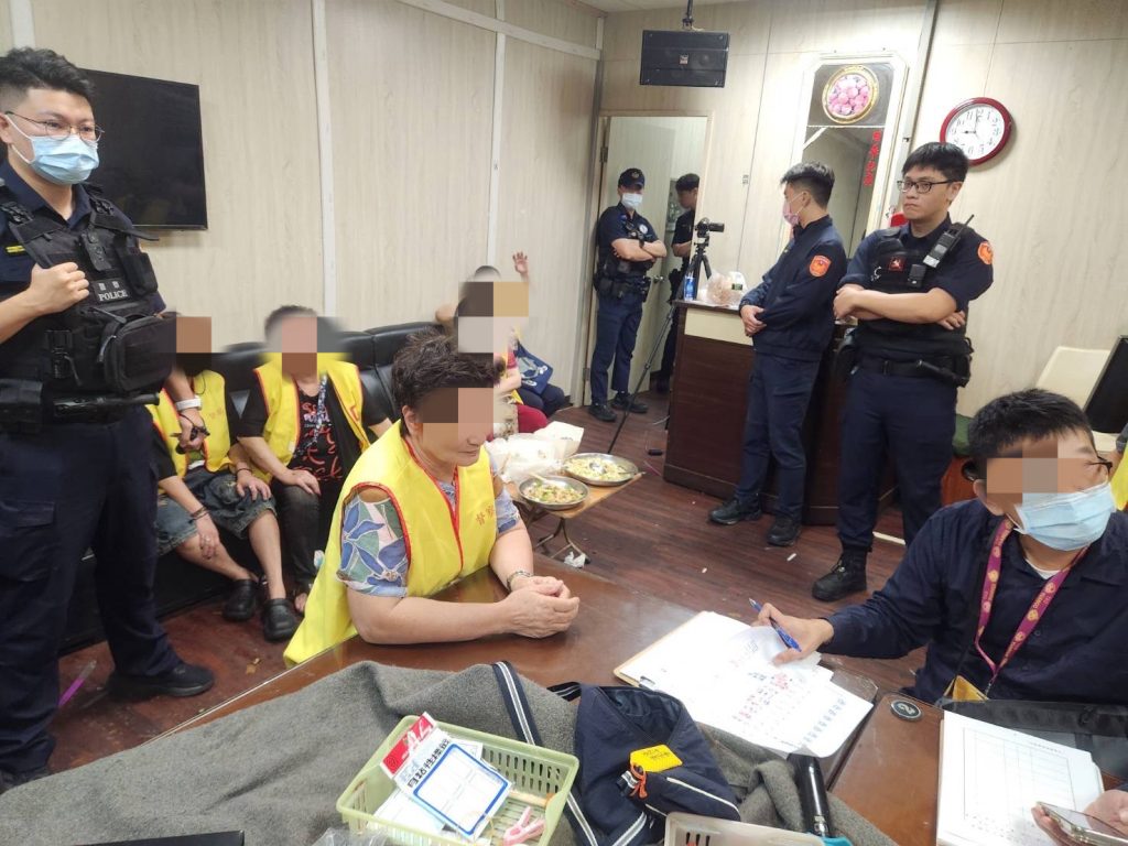 桃園警破獲中壢推筒子職業賭場 查扣22萬元現金、帶回20人偵辦