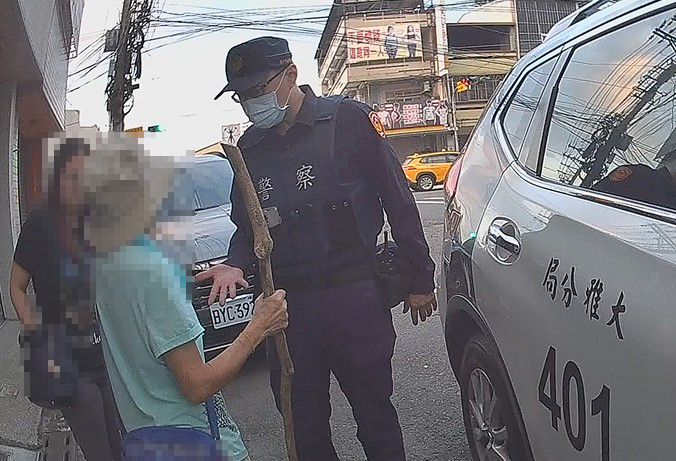 臺中潭北警助八旬老嫗迷途返家 阿嬤記姓名成關鍵線索溫情團圓
