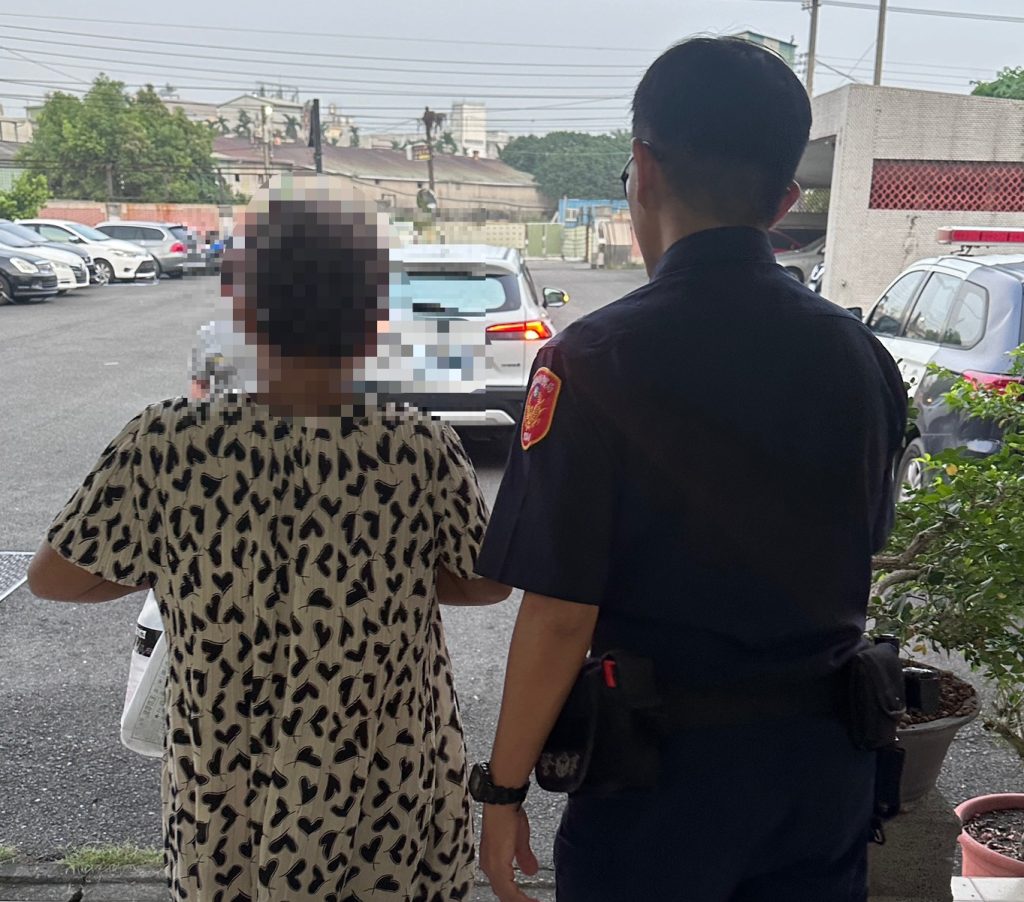 迷途老婦太疲憊直接躺路邊!警方即刻救援