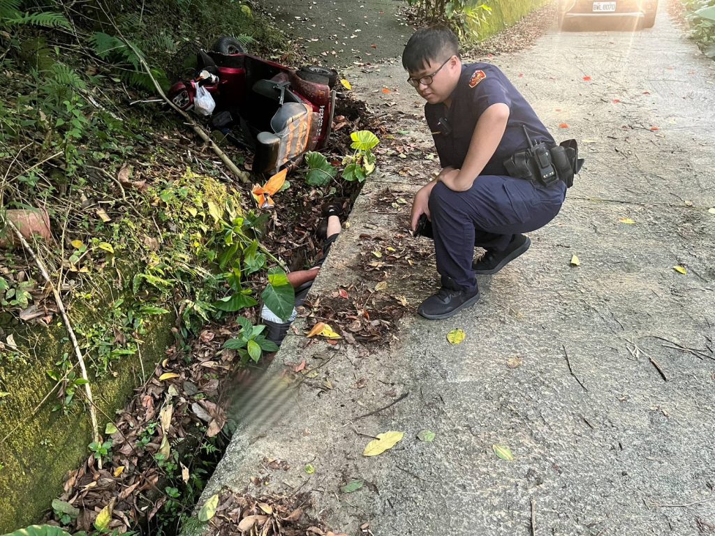 老翁騎乘電動代步車不慎摔落溝渠 警消與民眾齊心協助脫困