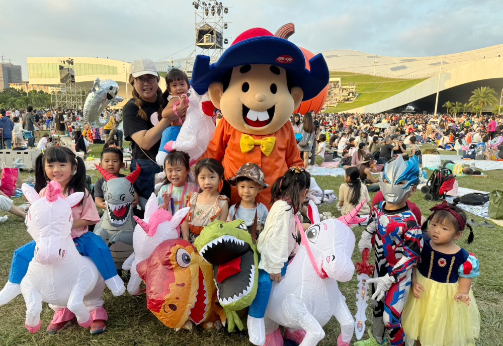 乖乖萬聖節活動熱鬧登場 全新IP角色「香魚君」首度亮相萌翻全場 7 03%E4%B9%96%E4%B9%96%E8%90%AC%E8%81%96%E7%AF%80%E6%B4%BB%E5%8B%95%E7%86%B1%E9%AC%A7%E7%99%BB%E5%A0%B4