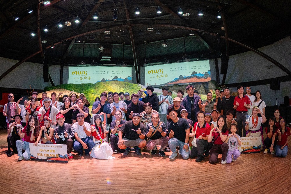 阿里山「muni音樂季」原音響山林 以文化律動開啟阿里山新篇章 5 01%E7%8D%A8%E7%AB%8B%E6%A8%82%E5%9C%98%E5%89%B5%E4%BD%9C%E5%A4%A7%E8%B3%9E%E6%BC%94%E5%87%BA%E8%80%85%E5%A4%A7%E5%90%88%E7%85%A7 1
