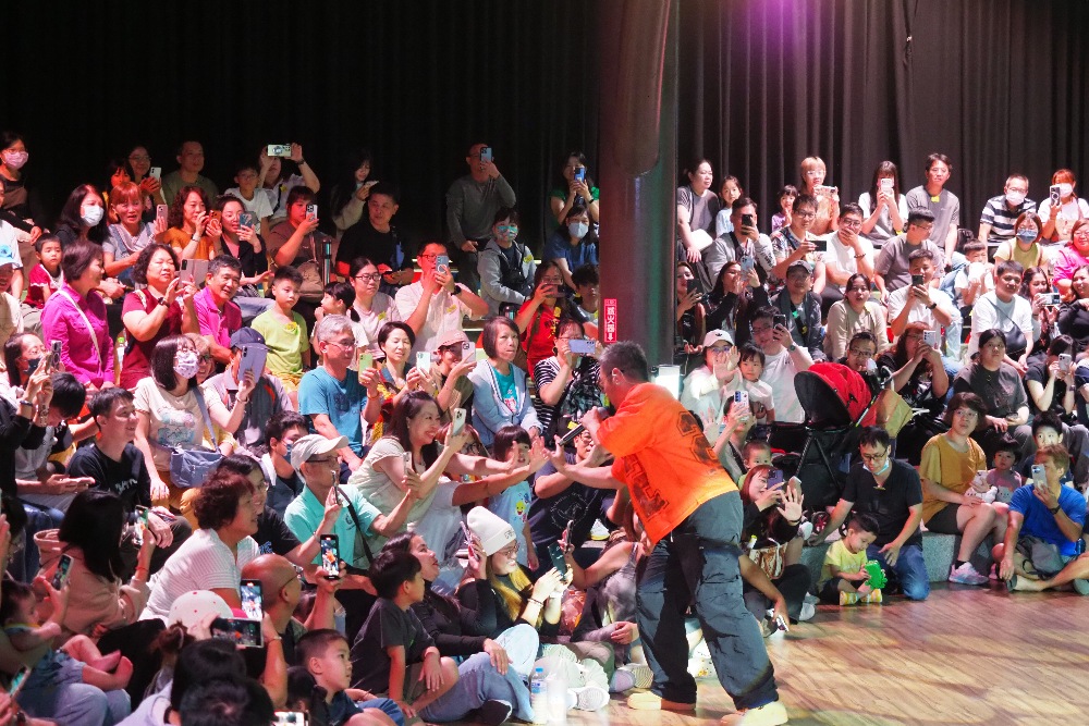 阿里山「muni音樂季」原音響山林 以文化律動開啟阿里山新篇章 6 02%E6%83%85%E6%AD%8C%E7%8E%8B%E5%AD%90 %E8%8C%83%E9%80%B8%E8%87%A3%E7%86%B1%E6%83%85%E5%9C%B0%E8%88%87%E6%B0%91%E7%9C%BE%E4%BA%92%E5%8B%95