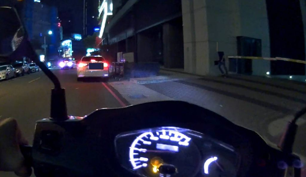 臺中第六分局巡邏神回頭 違停男眼神飄車頭毒品全曝光