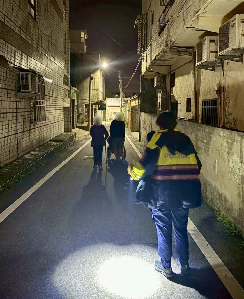 九十多歲老翁寒夜迷路 通霄警暖心護送平安返家