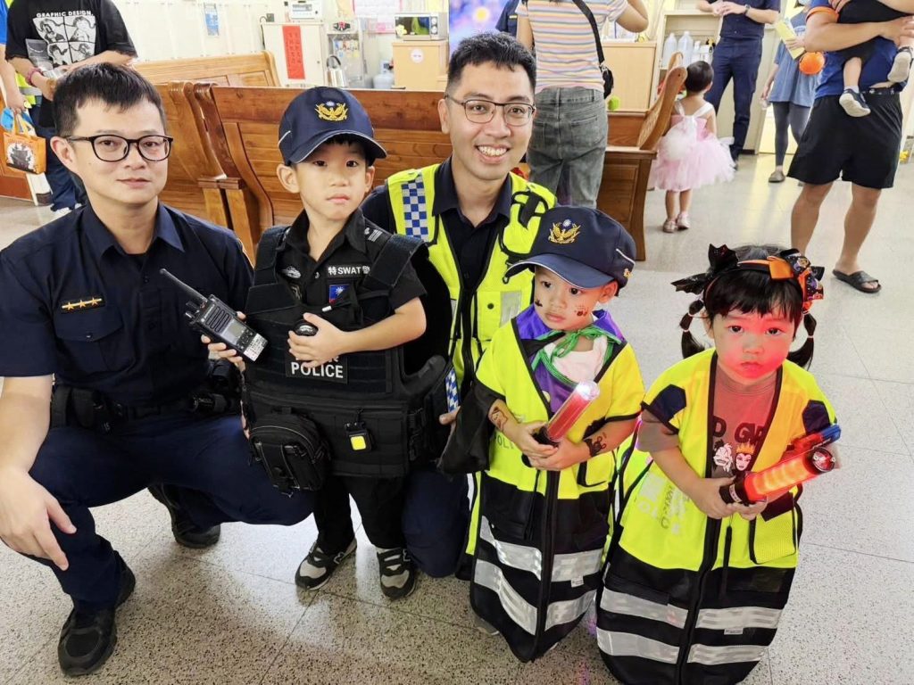 臺西警迎小嬌客 交安婦幼犯防宣導警裝備體驗熱鬧滾滾