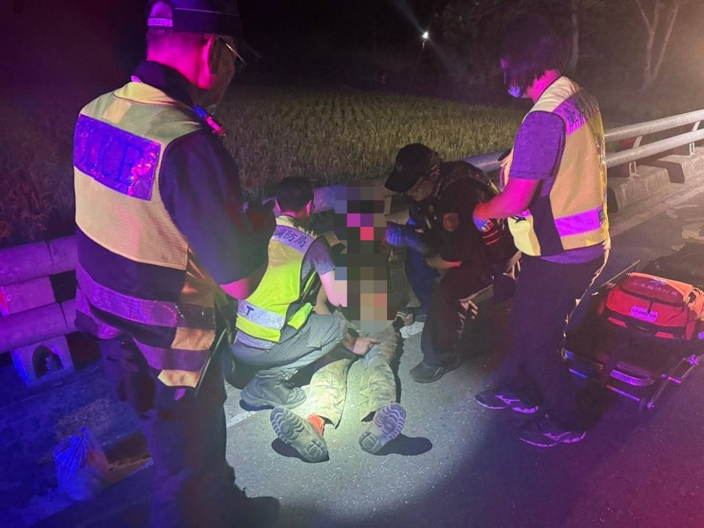 男子醉倒台9線旁險遭車禍 臺東鹿野暖警即時救援護送返家