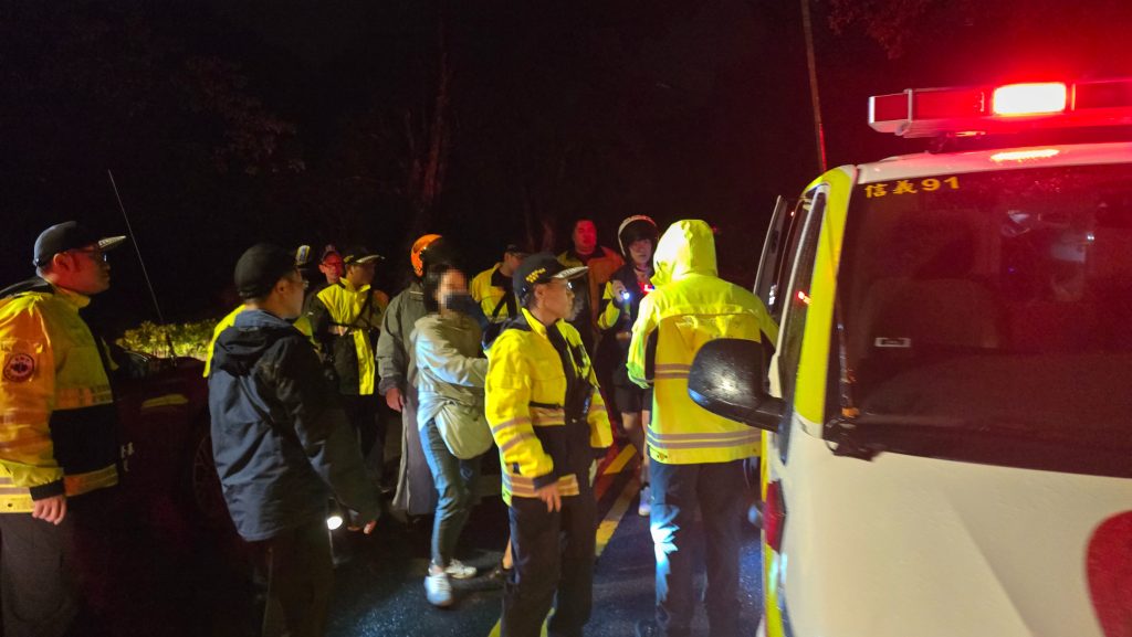 基隆深夜山區驚險救援 女學生成功脫困