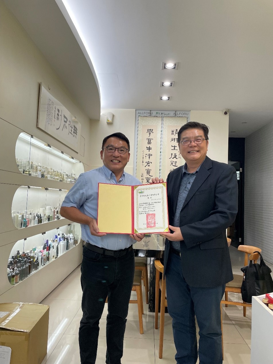 台灣化粧品工業同業公會陳政治理事長 左歐思佛生技創辦人陳耀寬博士 右 - 報新聞 Mega News
