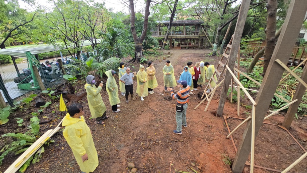 中原大學設計學院從文化扎根到實作落地:設計原專班「模型 × 場域 × 建造」整合式教學成果 4 01%E5%B8%AB%E7%94%9F%E6%96%BC%E4%BF%A1%E5%AF%A6%E5%9F%BA%E5%9C%B0%E7%8F%BE%E5%A0%B4%E9%80%B2%E8%A1%8C%E6%94%BE%E6%A8%A3%E8%88%87%E7%AB%8B%E6%9F%B1%E4%BD%8D%E7%BD%AE%E7%A2%BA%E8%AA%8D%E4%BA%86%E8%A7%A3%E7%B5%90%E6%A7%8B%E9%85%8D%E7%BD%AE%E5%8F%8A%E5%9C%B0%E5%BD%A2%E6%95%B4%E5%90%88%E4%BD%9C%E6%A5%AD 1