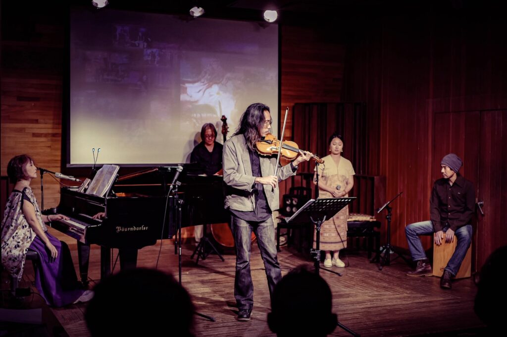 闊別樂壇華麗回歸! 阮丹青唱盡人生四季 兩小時無尿點掀高潮 5 %E4%B8%8B%E5%8D%88400 2025 11 5%E7%9A%84%E5%BD%B1%E5%83%8F 1 1024x680 1