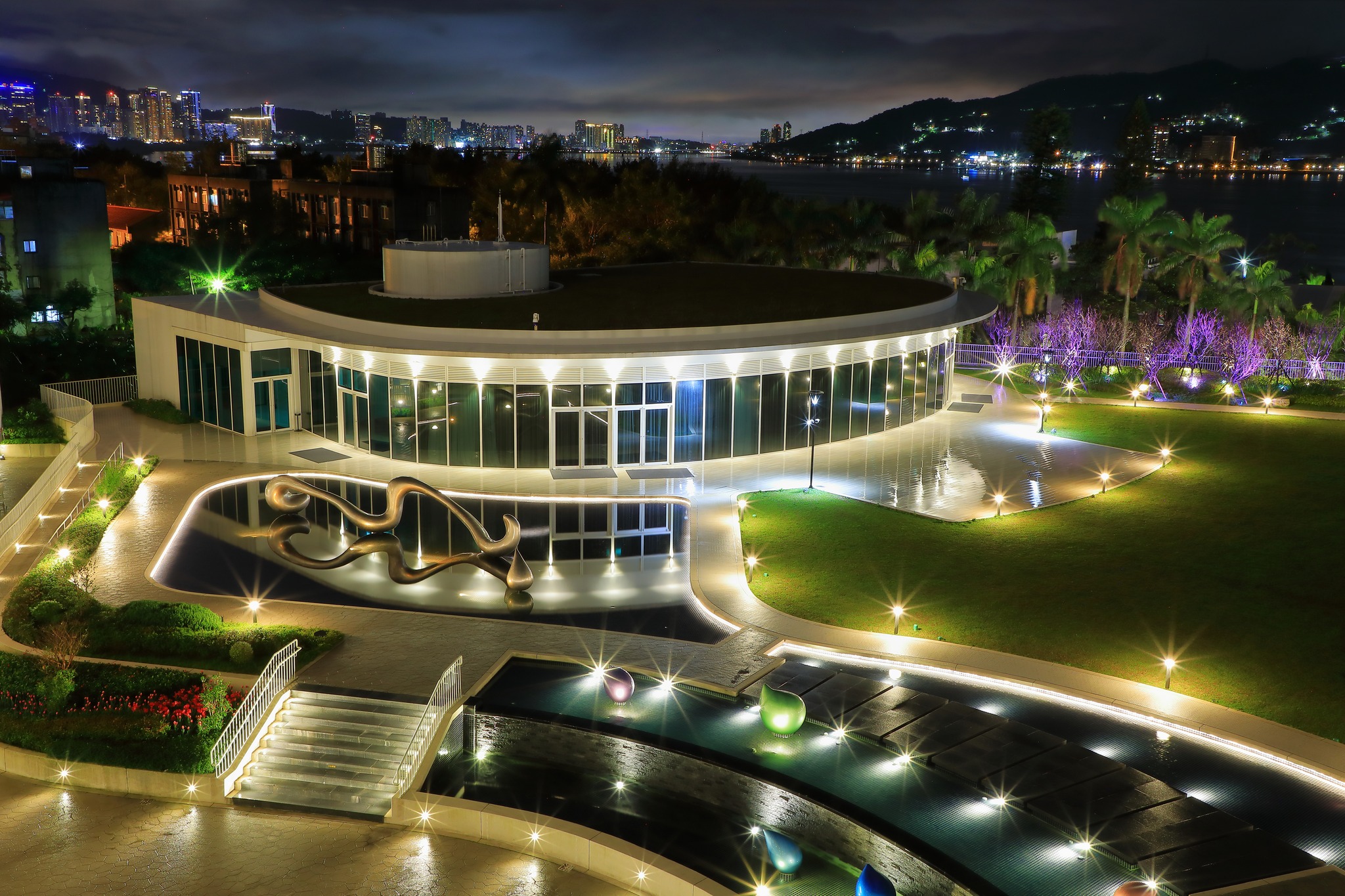 ▲圖四酒店坐落淡水河畔緊鄰最新打卡地標淡江大橋晚間聚會後還能欣賞淡水河夜色為一年一度的企業盛會增添浪漫景致與難忘回憶圖 將捷金鬱金香酒店 - 報新聞 Mega News