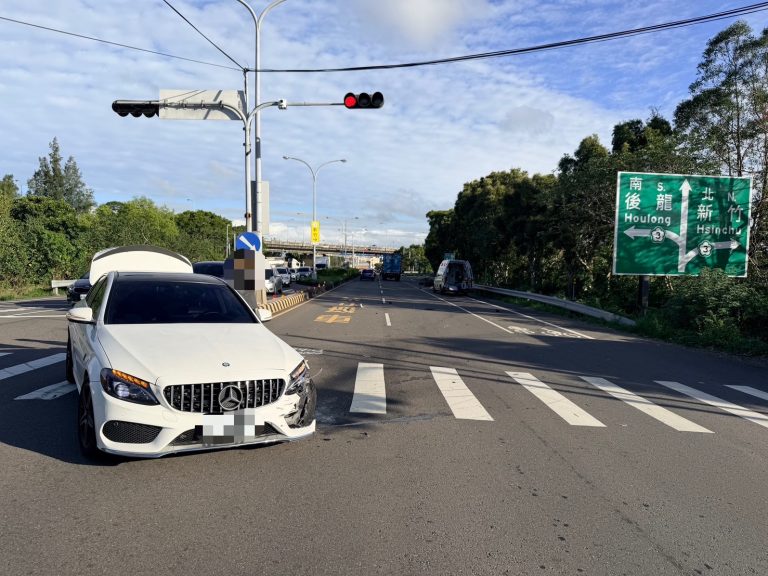 竹南公義路路口車禍！自小客左轉與重機碰撞 1人受傷送醫