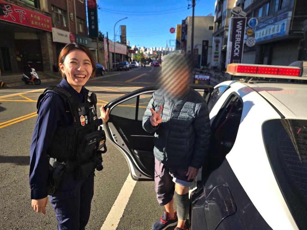 苗栗警助失智老翁返家