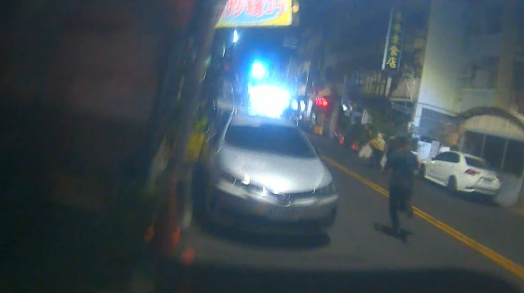 第五分局昌平路追通緝王嫌 晨運阿北婦人勇敢指逃方向超市停車場落網