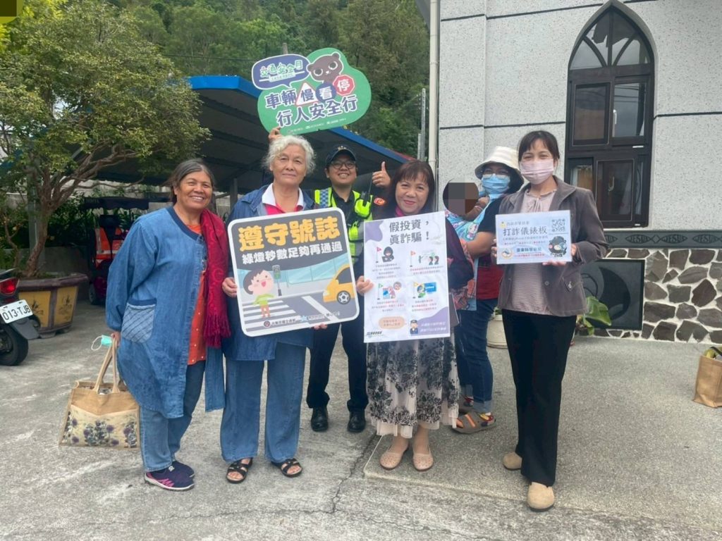 臺東崁頂暖警教會外舉牌宣導 慢看停行人路權+防假補助詐騙