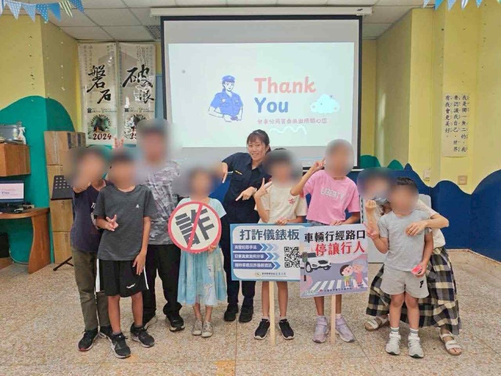 臺東寶桑警浸信會宣導交通新法 無照駕駛最高罰6萬孩童學過馬路舉手