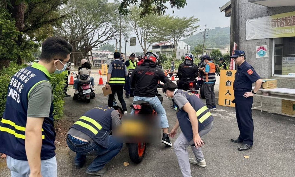 取締改裝車輛19件 - 報新聞 Mega News ▲圖說:本次「監、警、環」聯合稽查共取締改裝車輛19件、無照駕駛2件,通報改裝排氣管噪音車1件,展現警方強力執法決心 (圖/台南市政府 提供)