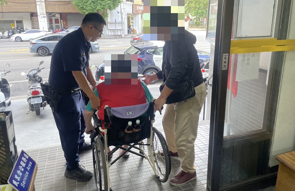 輪椅翁獨自外出尋妻? 民權暖警助返家團圓