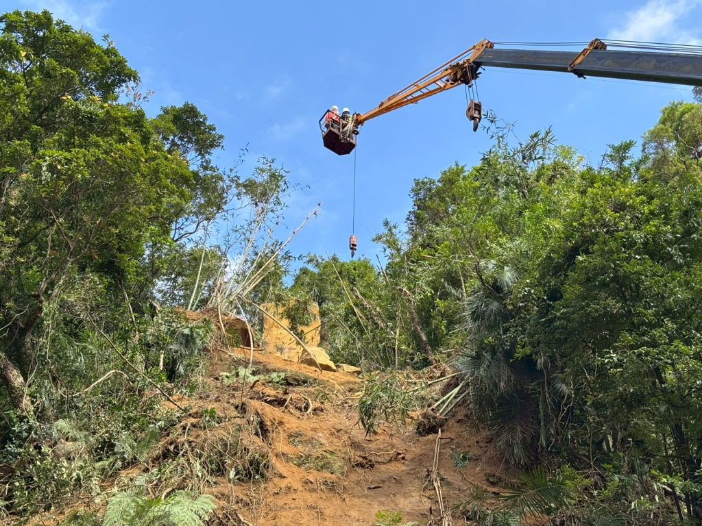 基隆暖暖區興隆街道路邊坡仍有浮石，道路持續封閉