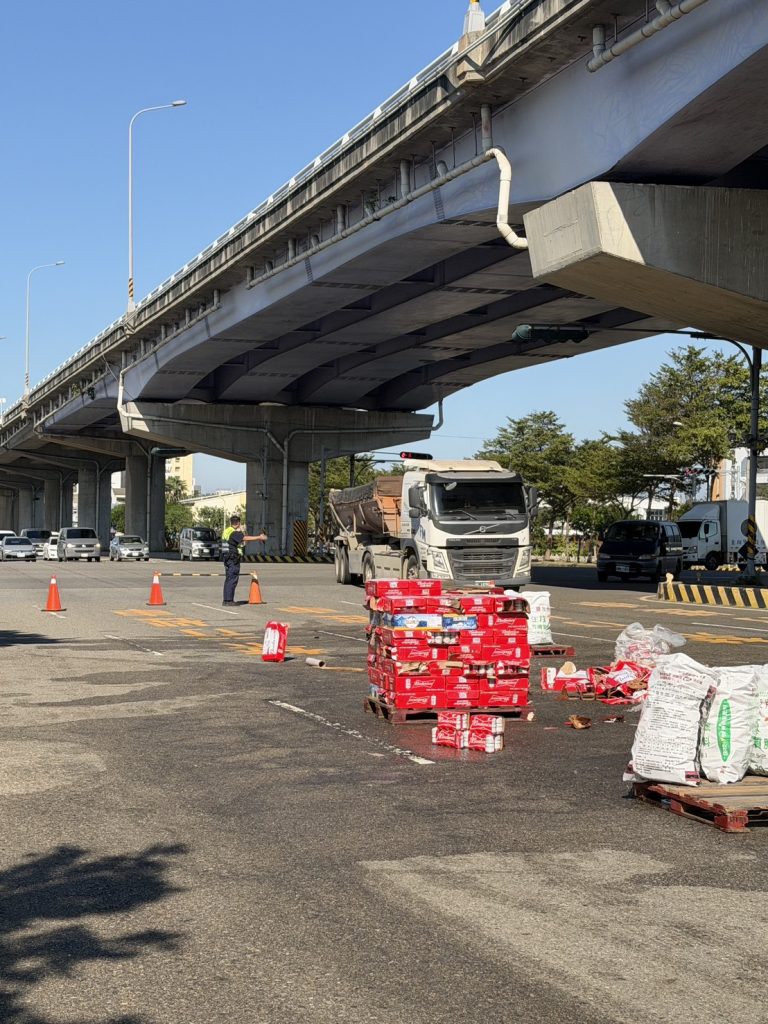 臺中梧棲貨車酒瓶散落臺灣大道 清水警速疏導開罰3千至1.8萬