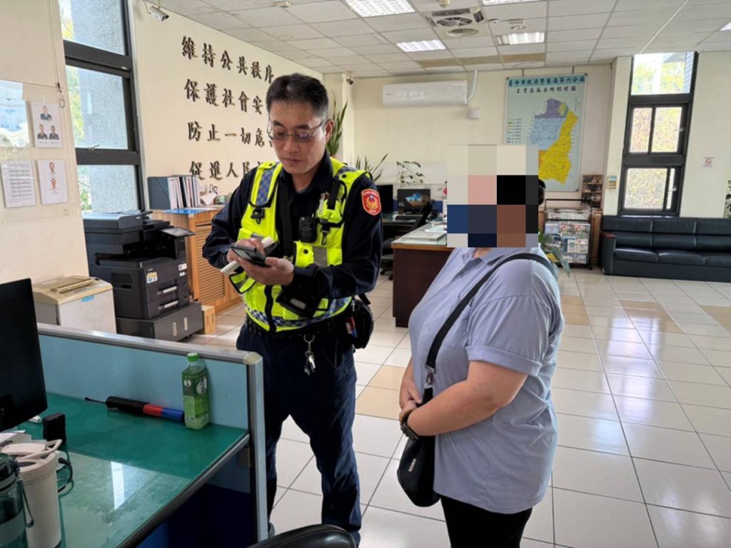 臺中婦闖紅燈遇假檢警詐騙 六分局警攔查救積蓄她笑：快開罰單心甘情願