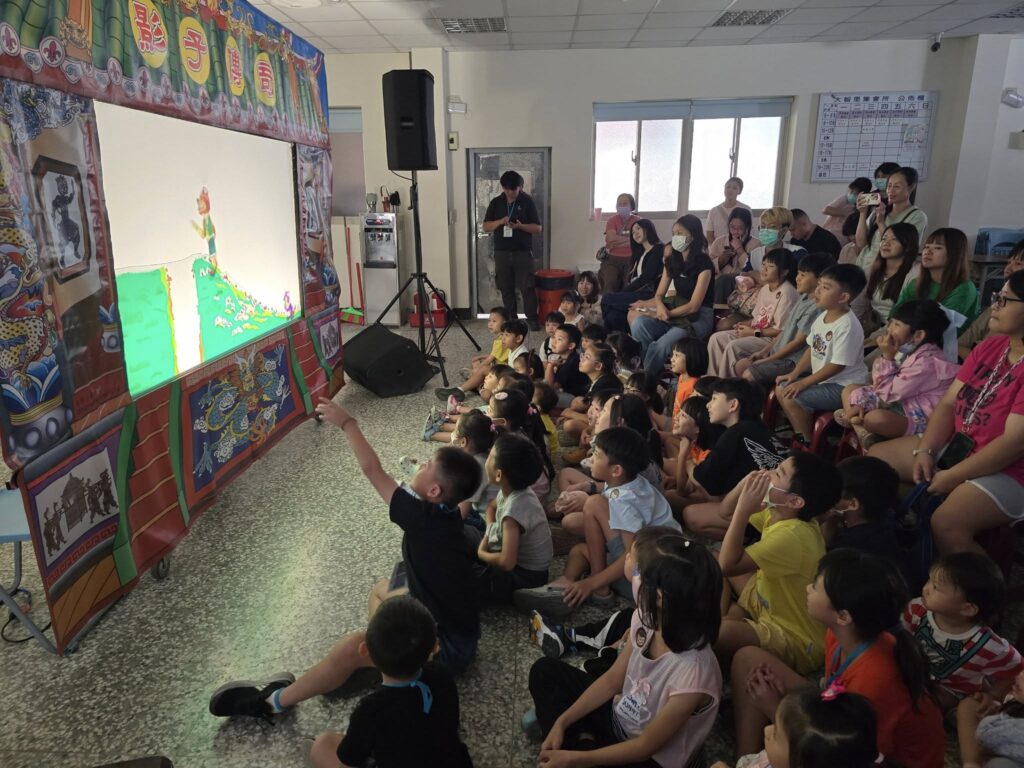 「花創文化月」系列活動11月登場 皮影戲、國樂、特技、市集 感受在地文化生命力 2 %E5%9C%963 %E7%9A%AE%E5%BD%B1%E6%88%B2%E6%BC%94%E5%87%BA%E5%AD%A9%E5%AD%90%E5%80%91%E7%9B%AE%E4%B8%8D%E8%BD%89%E7%9D%9B %E8%8A%B1%E8%93%AE%E6%96%87%E5%89%B5%E5%9C%92%E5%8D%80%E6%8F%90%E4%BE%9B 0