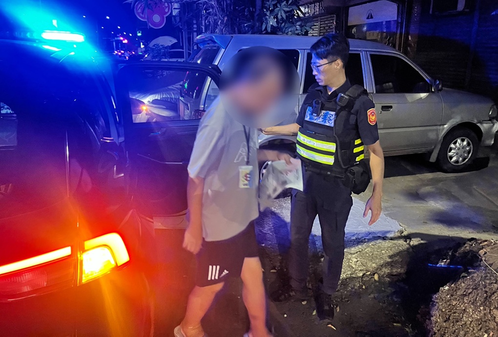 慢飛天使深夜呆立街頭    警這樣做讓他重展笑容