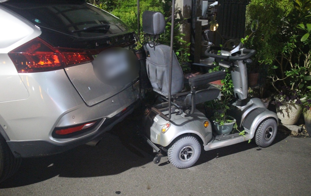 撞出凹痕還想神隱！   賓士駕駛被鏡頭君抓包