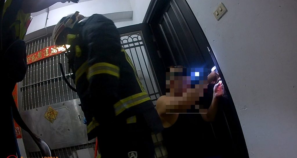 75歲獨居婦在家不慎滑倒 清水警消破門救人婦放聲大哭