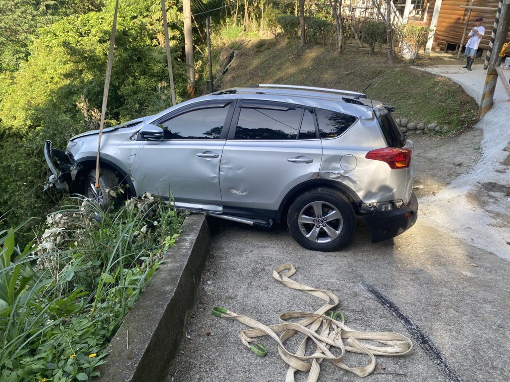 誤倒車翻落山谷！頭份南埔派出所協助脫困無人傷亡