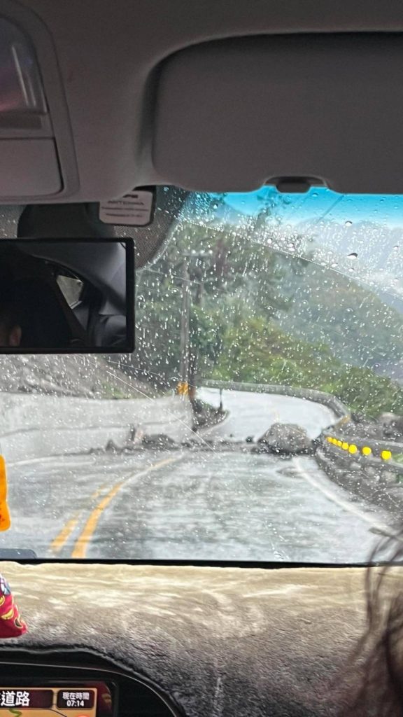 關山南橫警協助公路單位防範颱風災害 通報道路落石即時移除護交安