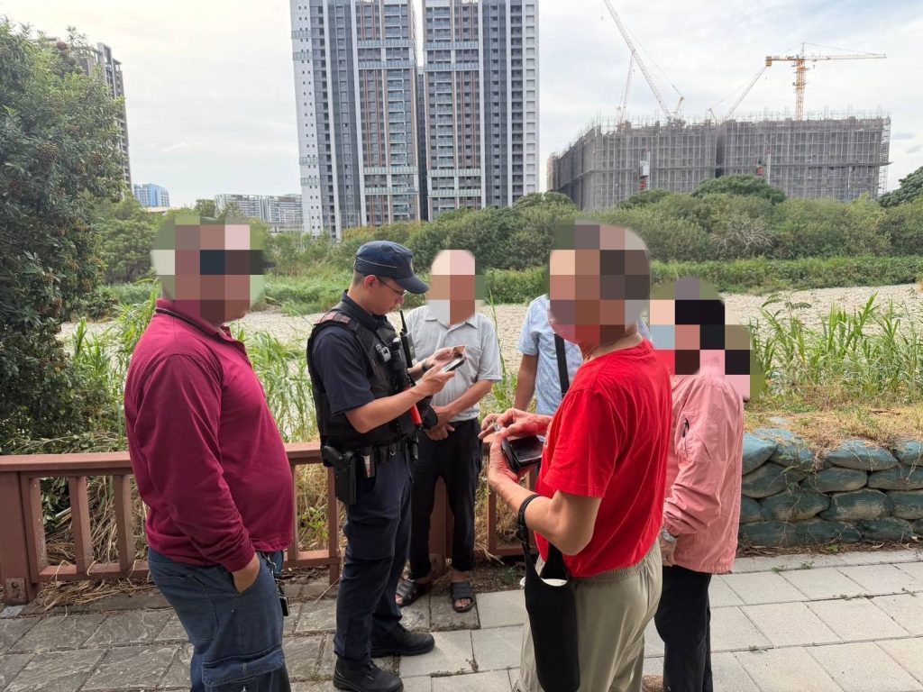 ​與急流賽跑！鳳凰颱風逼近 烏日警力守烏溪沿岸 勸離釣客保命