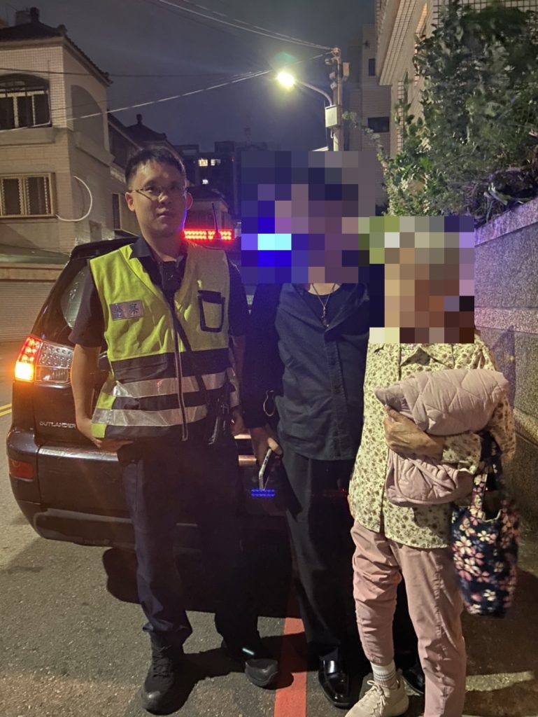 母子重逢緊牽手 暖警助婦返家場面感人