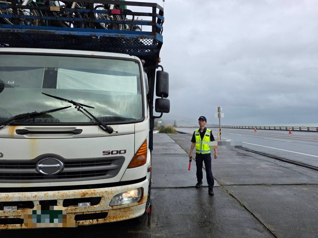 大武警分局加強大型車交通執法,籲駕駛遵守交通安全,避免事故發生