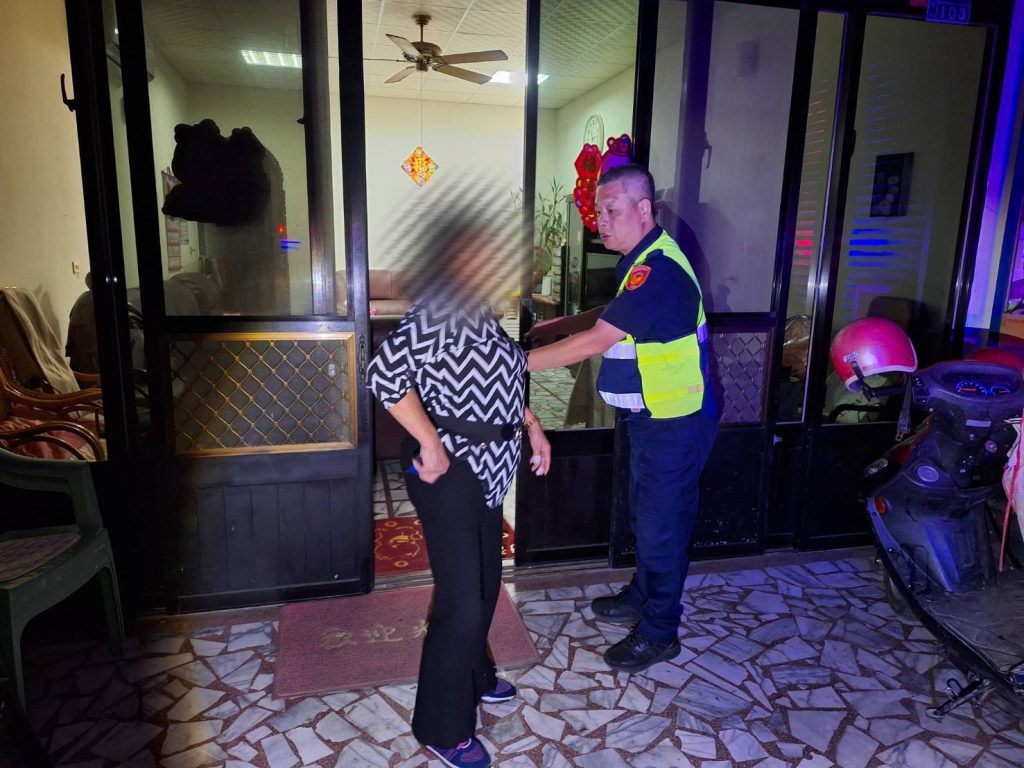 鳳凰颱風將至 老婦人酒醉路倒街區 南庄警熱心助返家