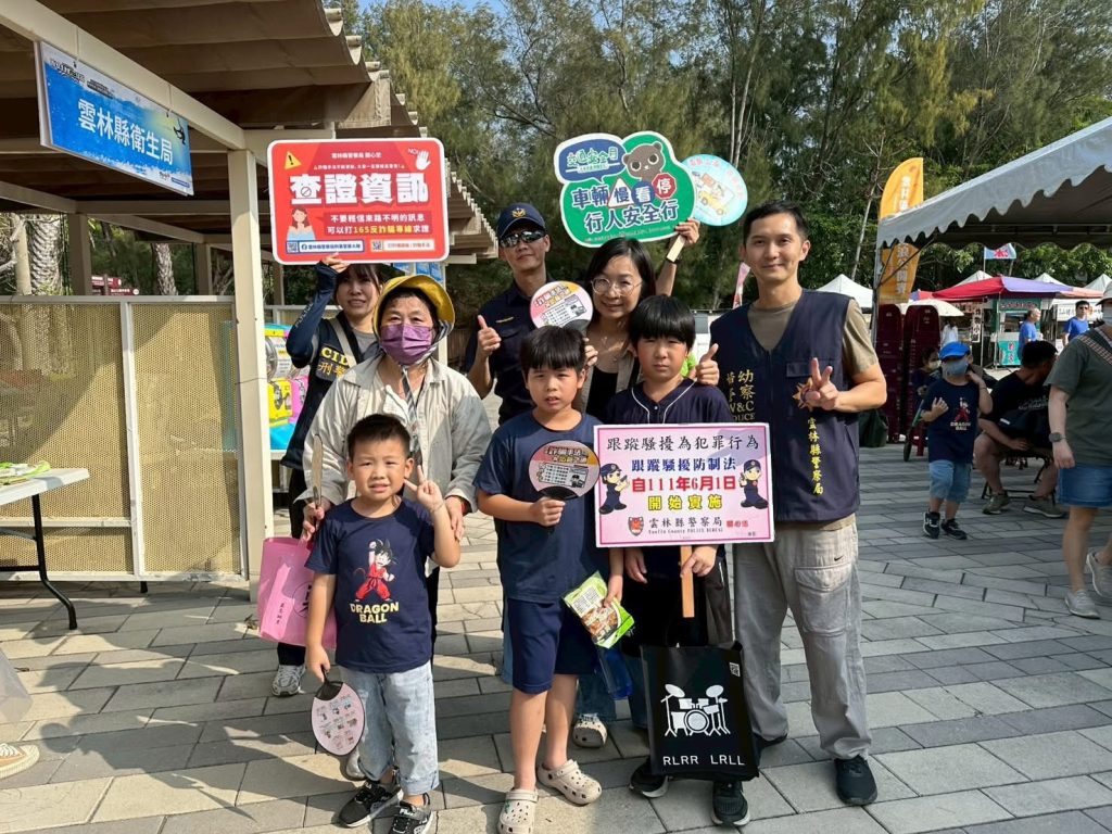 三條崙風箏衝浪吸引親海人潮 臺西警守護民眾安全宣導交安及識詐