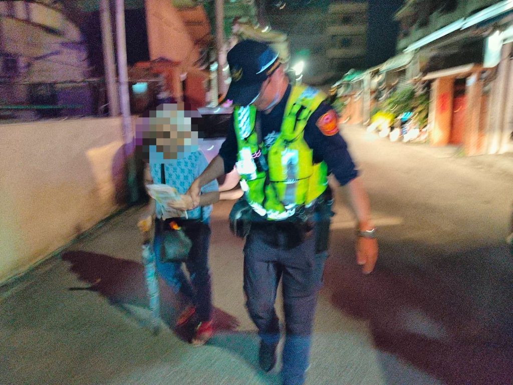 先生沒下車會害怕」失智嬤拉車門找人 豐原警護送返家不忍揭真相