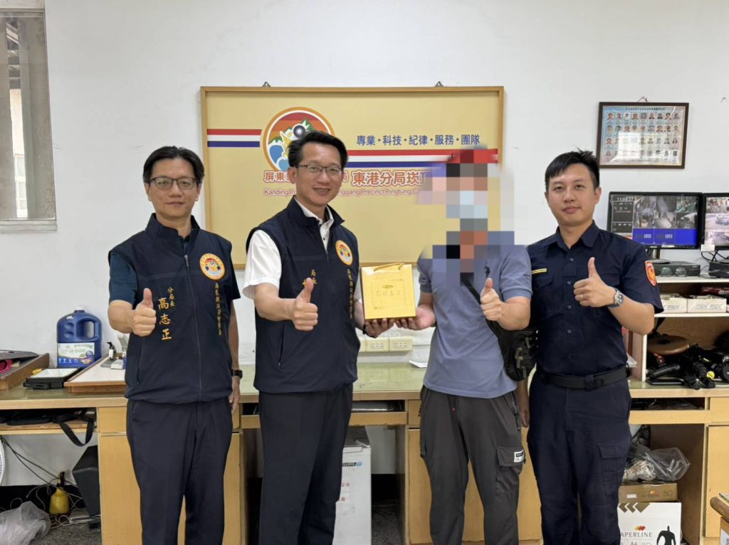 熱心運將協助破獲詐騙車手 東港警頒感謝禮盒肯定助警有功