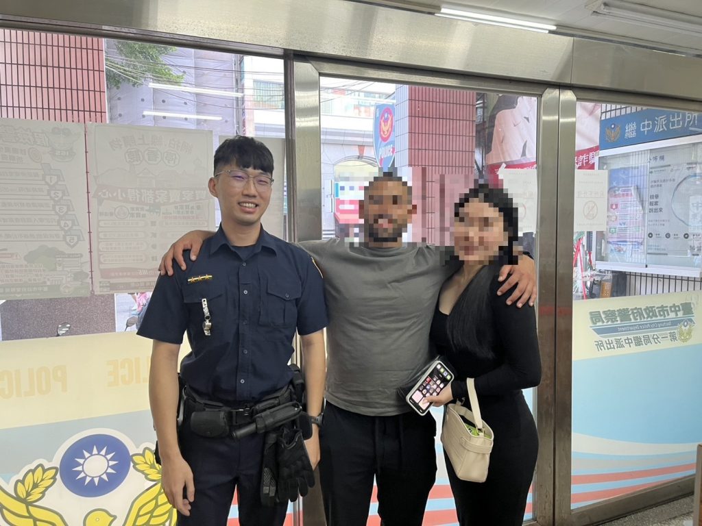 異國美麗邂逅在臺灣 險遺失錢包繼中警熱心尋回