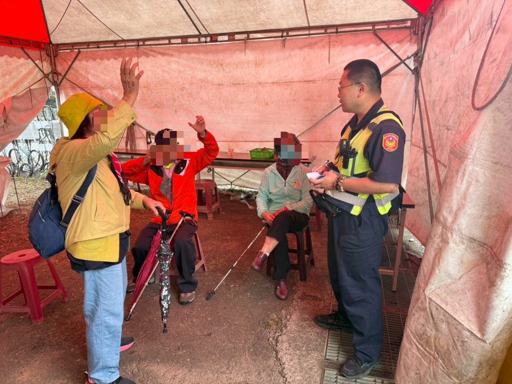 新社花海溫馨一幕　東勢警協助行動不便長者推輪椅入園賞花　深獲民眾感謝