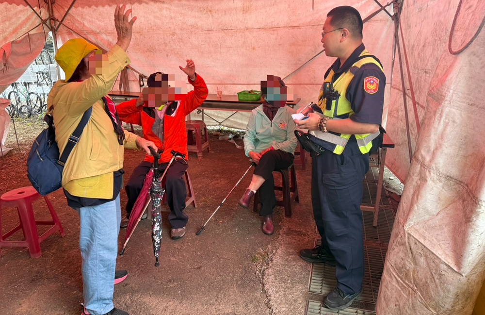 ▲圖說：輪椅長者的家屬對於警方主動伸援表達滿滿的感謝之意              （圖／台中市政府 提供）